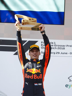 Max Verstappen, Red Bull Racing, 1° classificato, alza il trofeo sul podio