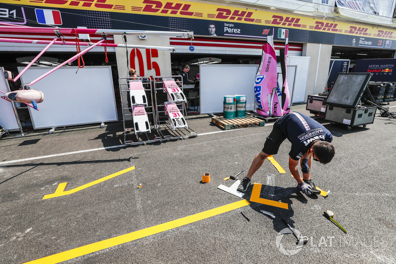 Un membro del team Force India team prepara la pit lane