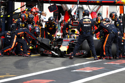 Daniel Ricciardo, Red Bull Racing RB14, ai box
