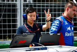 Un mécanicien Toro Rosso Honda sur la grille