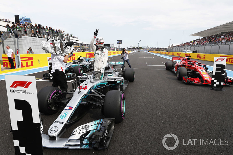 Lewis Hamilton, Mercedes AMG F1 W09, festeggia dopo aver conquistato la pole position