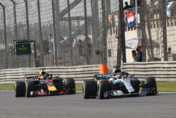 Lewis Hamilton, Mercedes-AMG F1 W09 EQ Power+ and Daniel Ricciardo, Red Bull Racing RB14