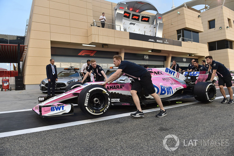 Les mécaniciens avec la Force India VJM11