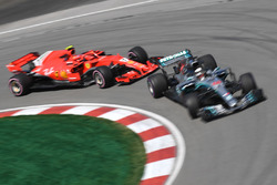 Льюис Хэмилтон, Mercedes AMG F1 W09, и Кими Райкконен, Ferrari SF71H