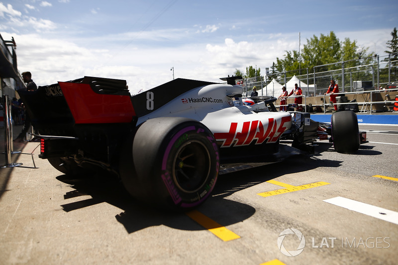 Romain Grosjean, Haas F1 Team VF-18, lascia il garage