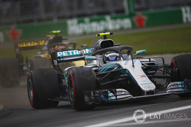 Valtteri Bottas, Mercedes AMG F1 W09, sort de la piste en prenant un tour à Carlos Sainz Jr., Renault Sport F1 Team R.S. 18