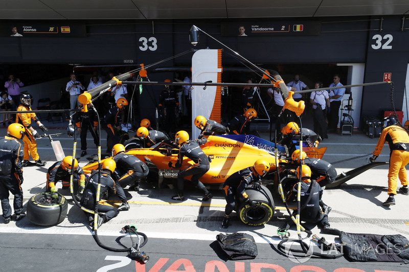 Fernando Alonso, McLaren MCL33, pit stop