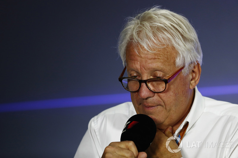 Charlie Whiting, Director de carrera de la FIA celebra una conferencia de prensa