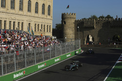 Валттери Боттас, Mercedes AMG F1 W08, и Паскаль Верляйн, Sauber C36