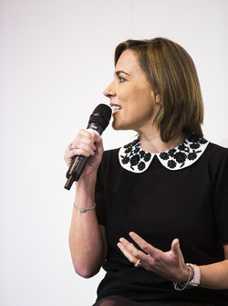 Claire Williams, Team Principal adjointe de Williams Martini Racing, est interviewée sur la scène Autosport