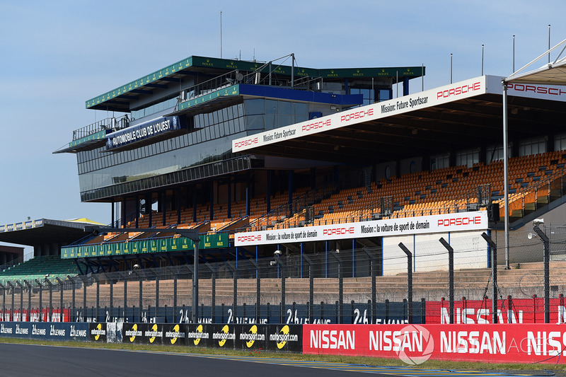 Le Mans, Start-Ziel-Gerade, Tribünen