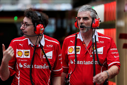 Технічний директор Ferrari Маттіа Бентто, керівник Ferrari Мауріціо Аррівабене