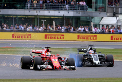 Sebastian Vettel, Ferrari SF70H, con una foratura all'anteriore