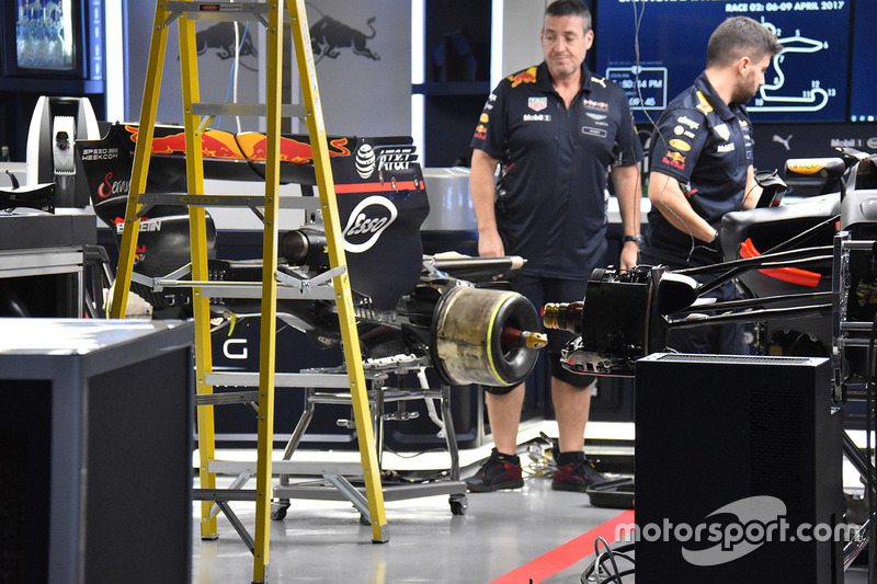 Mecánicos de Red Bull trabajan en el auto de Max Verstappen, Red Bull Racing RB13