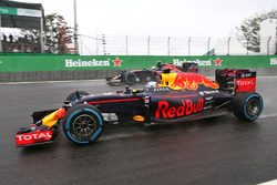 Daniel Ricciardo, Red Bull Racing RB12; Carlos Sainz Jr., Scuderia Toro Rosso STR11
