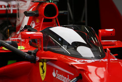 Sebastian Vettel, Ferrari SF70H, con el escudo de la cabina