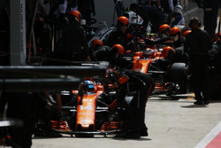 Fernando Alonso, McLaren MCL32, Stoffel Vandoorne, McLaren MCL32, dans les stands