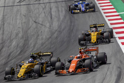 Jolyon Palmer, Renault Sport F1 Team RS17, Stoffel Vandoorne, McLaren MCL32 battle for position