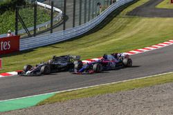 Romain Grosjean, Haas F1 Team VF-17 y Pierre Gasly, Scuderia Toro Rosso STR12