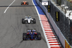 Daniil Kvyat, Scuderia Toro Rosso STR12, Lance Stroll, Williams FW40 et Stoffel Vandoorne, McLaren MCL32