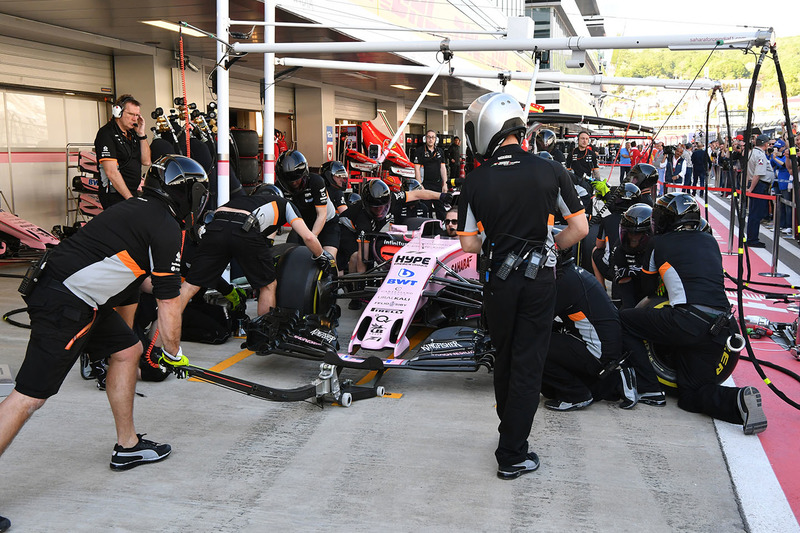 Sahara Force India mecánicos  hacen un pitstop de práctica