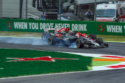 Kevin Magnussen, Haas F1 Team VF-17 bloque une roue et sort large à côté de Sebastian Vettel, Ferrari SF70H
