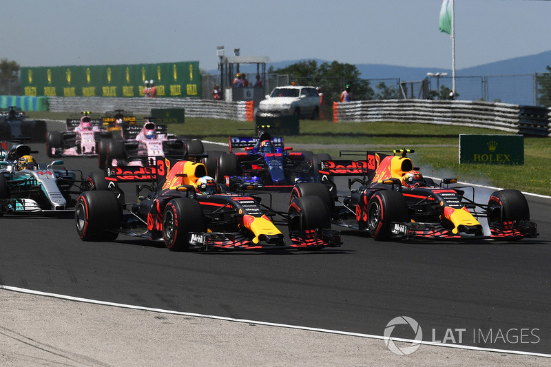 Daniel Ricciardo, Red Bull Racing RB13 und Max Verstappen, Red Bull Racing RB13, beim Start