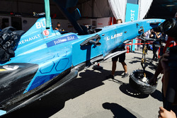 La voiture de Sébastien Buemi, Renault e.Dams, est rapportée au stand après l'accident
