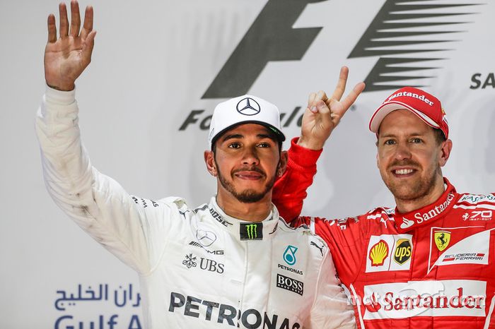 Lewis Hamilton, Mercedes AMG, segundo, Sebastian Vettel, Ferrari, ganador, en el podium