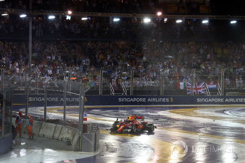 Los coches de Kimi Raikkonen, Ferrari SF70H and Max Verstappen, Red Bull Racing RB13 chocados después del accidente al inicio