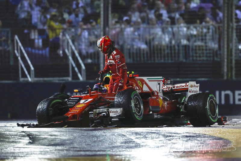Kimi Raikkonen, Ferrari SF70H, Max Verstappen, Red Bull Racing RB13 ve Sebastian Vettel, Ferrari SF70H ilk tur kaza