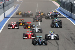Nico Rosberg, Mercedes AMG F1 Team W07 lidera el inicio de la carrera