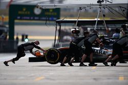 Sergio Perez, Sahara Force India F1 VJM09 en los pits