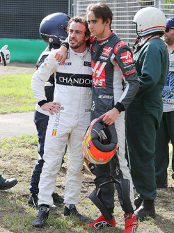Fernando Alonso, McLaren mit Esteban Gutierrez, Haas F1 Team, nach dem Rennunfall