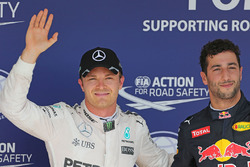 Il poleman Nico Rosberg, Mercedes AMG F1 e il terzo qualificato Daniel Ricciardo, Red Bull Racing