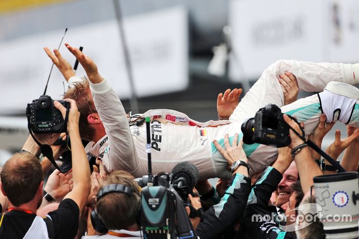 Ganador de la carrera Nico Rosberg, Mercedes AMG F1 celebra con el equipo en parc ferme