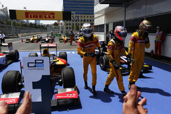 Il vincitore della gara Antonio Giovinazzi, PREMA Racing, Mitch Evans, Pertamina Campos Racing e Sea