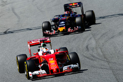 Sebastian Vettel, Ferrari SF16-H voor Daniil Kvyat, Scuderia Toro Rosso STR11