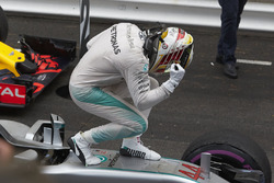 Ganador de la carrera Lewis Hamilton, híbrido de Mercedes AMG F1 W07 celebra en parc ferme