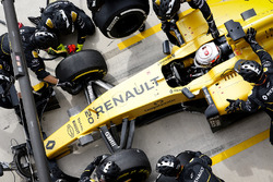 Kevin Magnussen, Renault Sport F1 Team RE16 pit stop