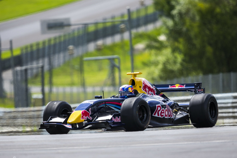 Lindsey Vonn drives Formula Renault 3.5