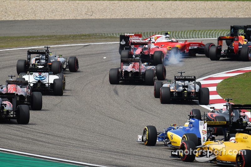 Sebastian Vettel, Ferrari SF16-H and Kimi Raikkonen, Ferrari SF16-H make contact at the start of the race