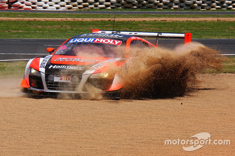 #9 Melbourne Performance Centre Audi R8 LMS Ultra: Marc Cini, Mark Eddy, Christer Joens in trouble