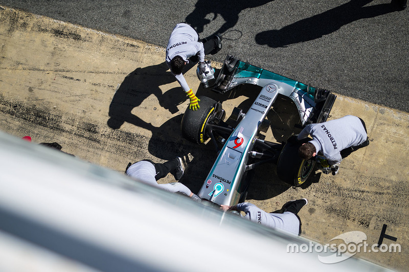 The Mercedes AMG F1 W07 Hybrid of Nico Rosberg, Mercedes AMG F1 in the pits