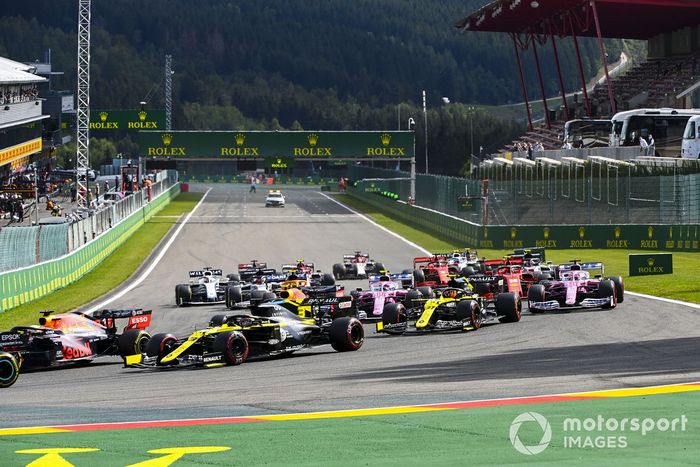 Max Verstappen, Red Bull Racing RB16 y Daniel Ricciardo, Renault F1 Team R.S.20 al inicio