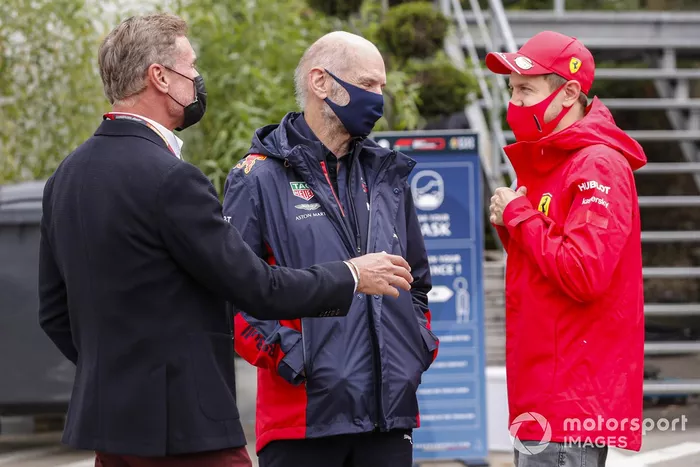 Presentador David Coulthard con Adrian Newey, Director Técnico de Red Bull Racing, y Sebastian Vettel, Ferrari