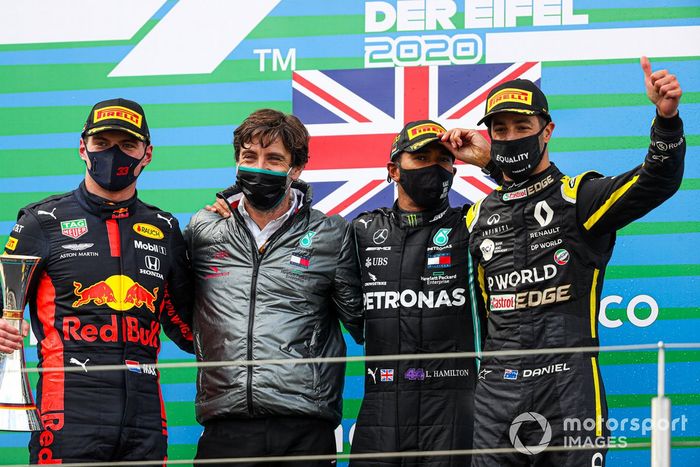 Podio: el segundo lugar Max Verstappen, Red Bull Racing ganador de la carrera Lewis Hamilton, Mercedes-AMG F1, y tercer lugar Daniel Ricciardo, Renault F1