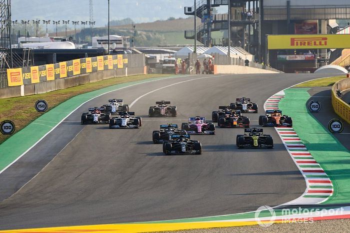 Lewis Hamilton, Mercedes F1 W11, Daniel Ricciardo, Renault F1 Team R.S.20, Valtteri Bottas, Mercedes F1 W11, Sergio Perez, Racing Point RP20, Daniil Kvyat, AlphaTauri AT01, Alex Albon, Red Bull Racing RB16, al reinicio