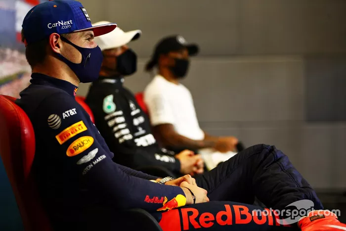 Max Verstappen, Red Bull Racing, Valtteri Bottas, Mercedes-AMG F1 y Lewis Hamilton, Mercedes-AMG F1 en la conferencia post carrera