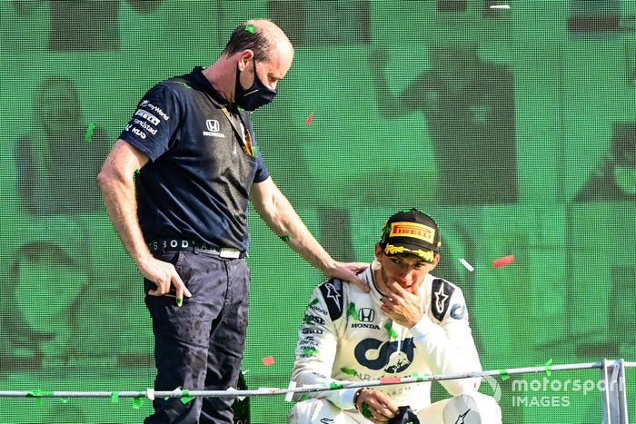 Pierre Gasly, AlphaTauri, 1ª posición, en el podio